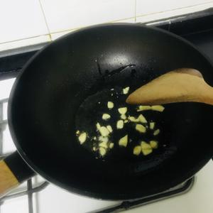 香菇木耳腊肠焖饭的做法 步骤2