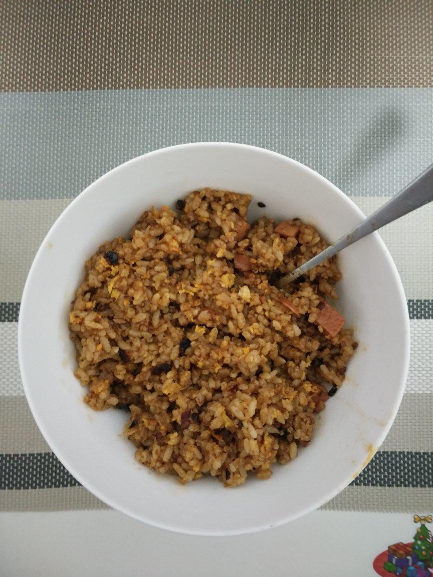 世界上最简单美味的电饭锅老干妈火腿焖饭