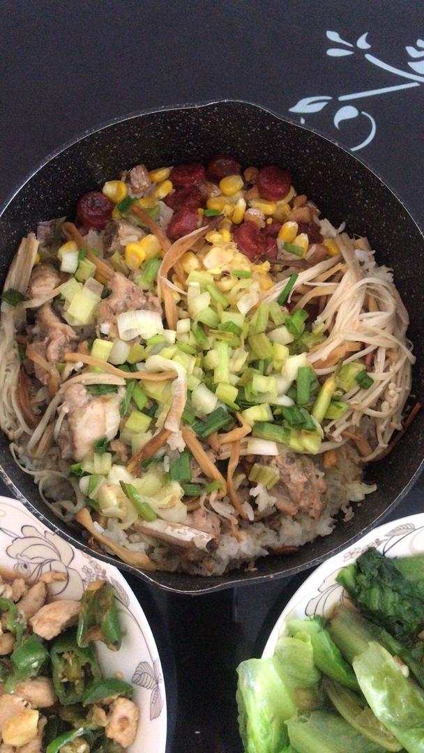 冬菇滑鸡煲仔饭，控制锅巴的生成，煲仔饭酱油的配制