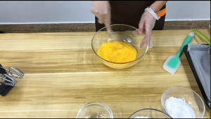 咸蛋黄火腿蛋糕卷的做法 步骤2