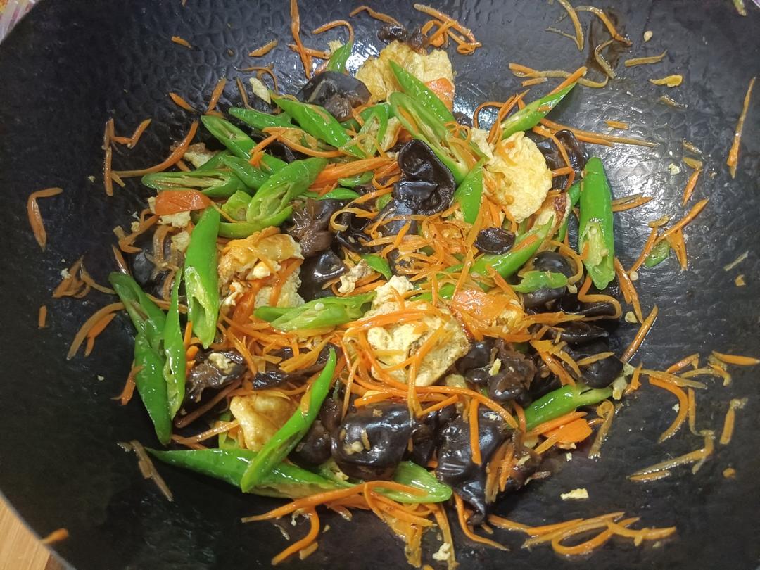 这么搭配也太香了！青椒胡萝卜木耳炒鸡蛋