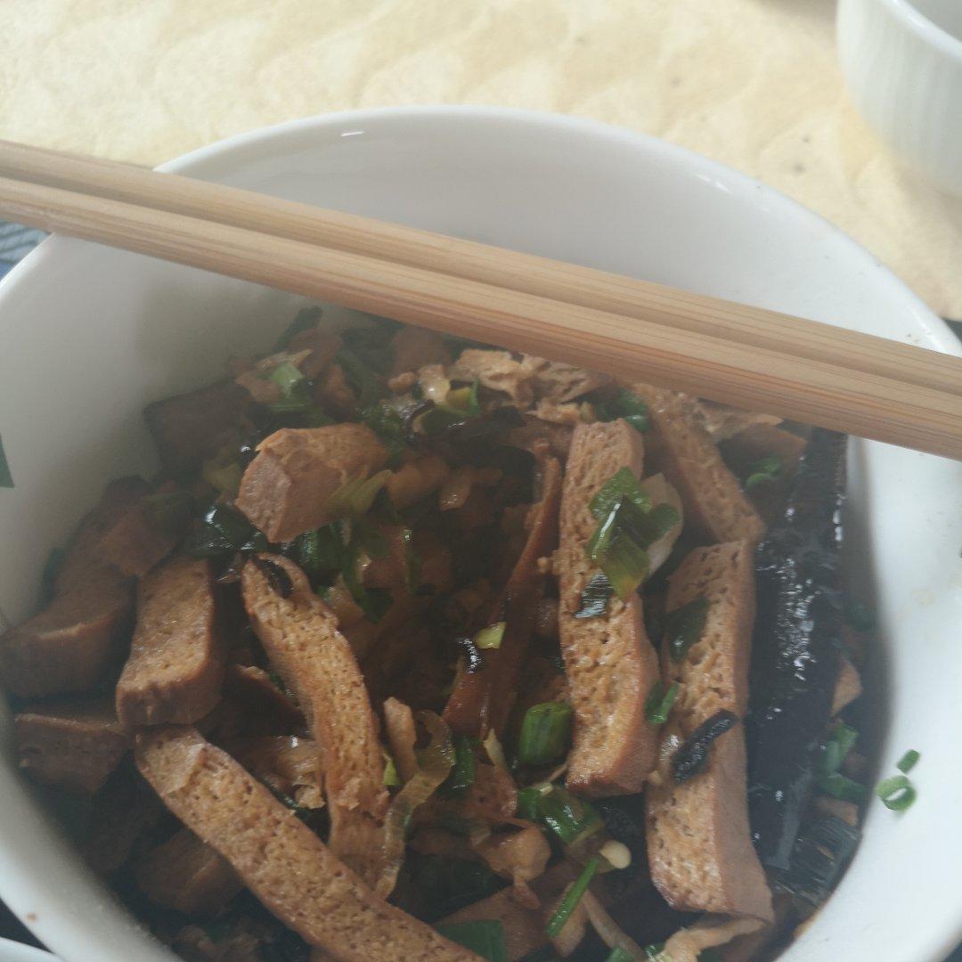 做法简单却香辣美味的香干炒肉