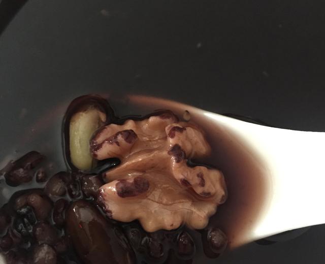 黑米黑芝麻黑豆花生核桃糖水的做法