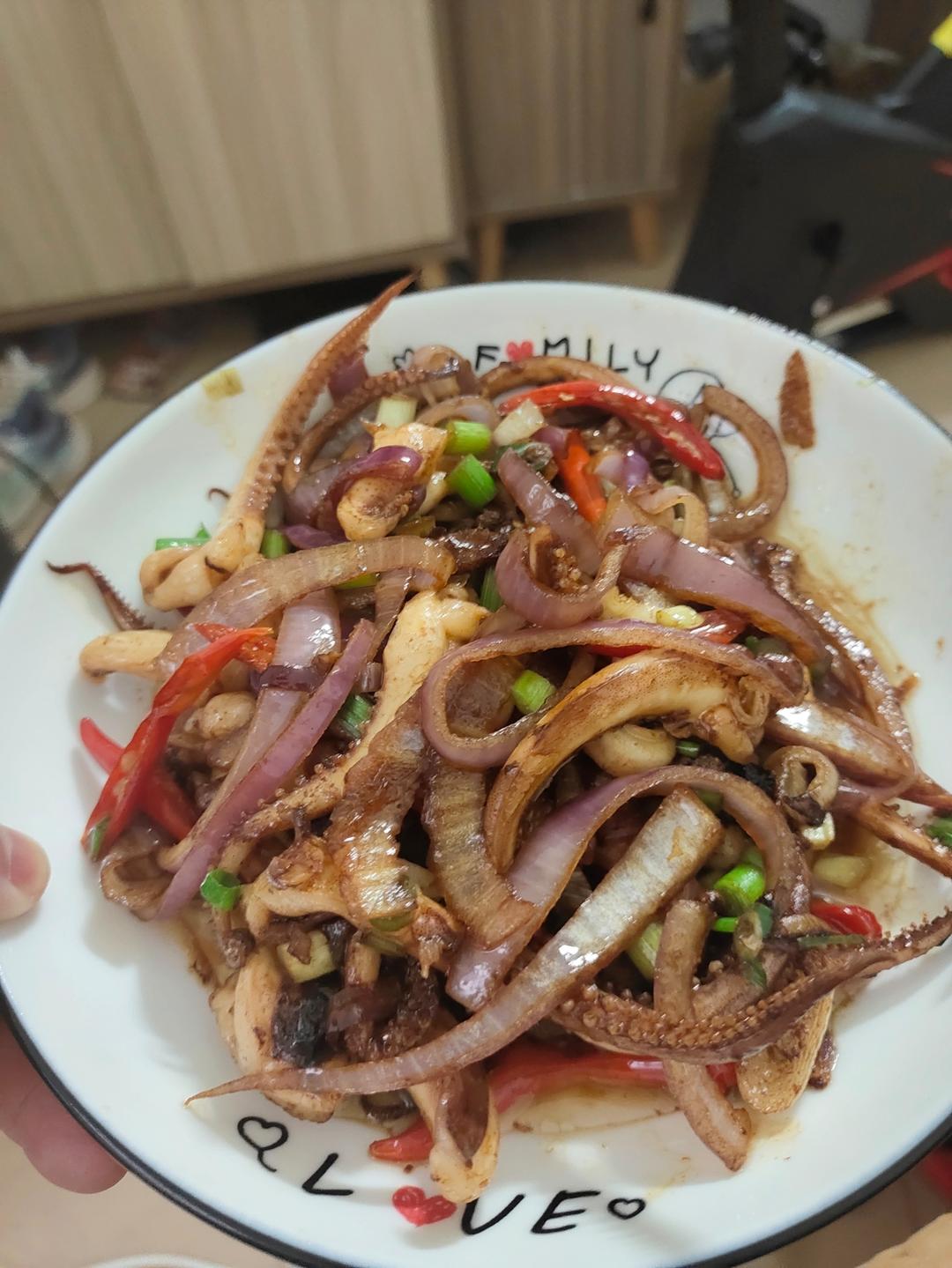 爆炒鱿鱼须，加上这一步，可以与铁板鱿鱼媲美