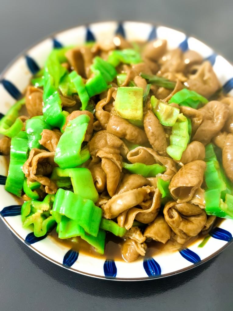 青椒炒肥肠，从清洗开始【只做新手简单菜谱】