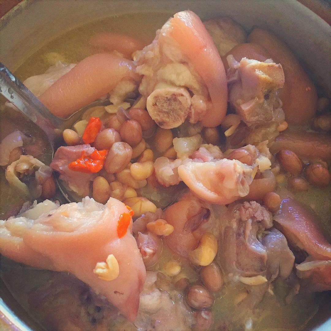 黄豆花生猪脚汤