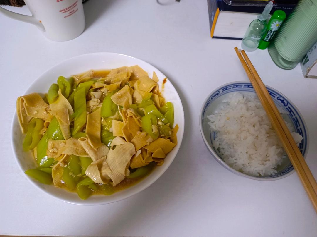 不用厨艺的尖椒干豆腐