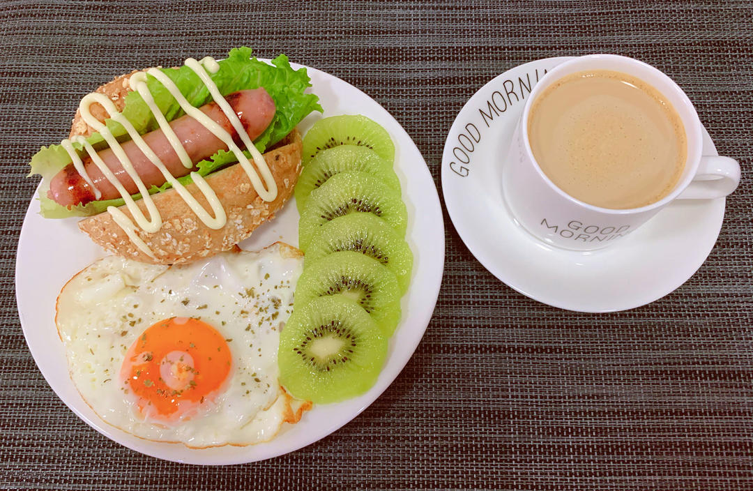 低卡黑麦金枪鱼热狗