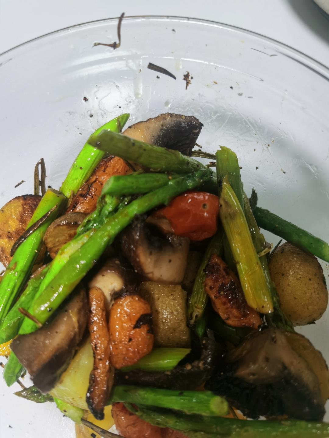 烤花菇西兰花沙拉，鲜嫩入味，咬下一口满满的幸福感！