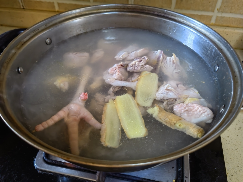 超简单——板栗香菇鸡汤的做法 步骤3