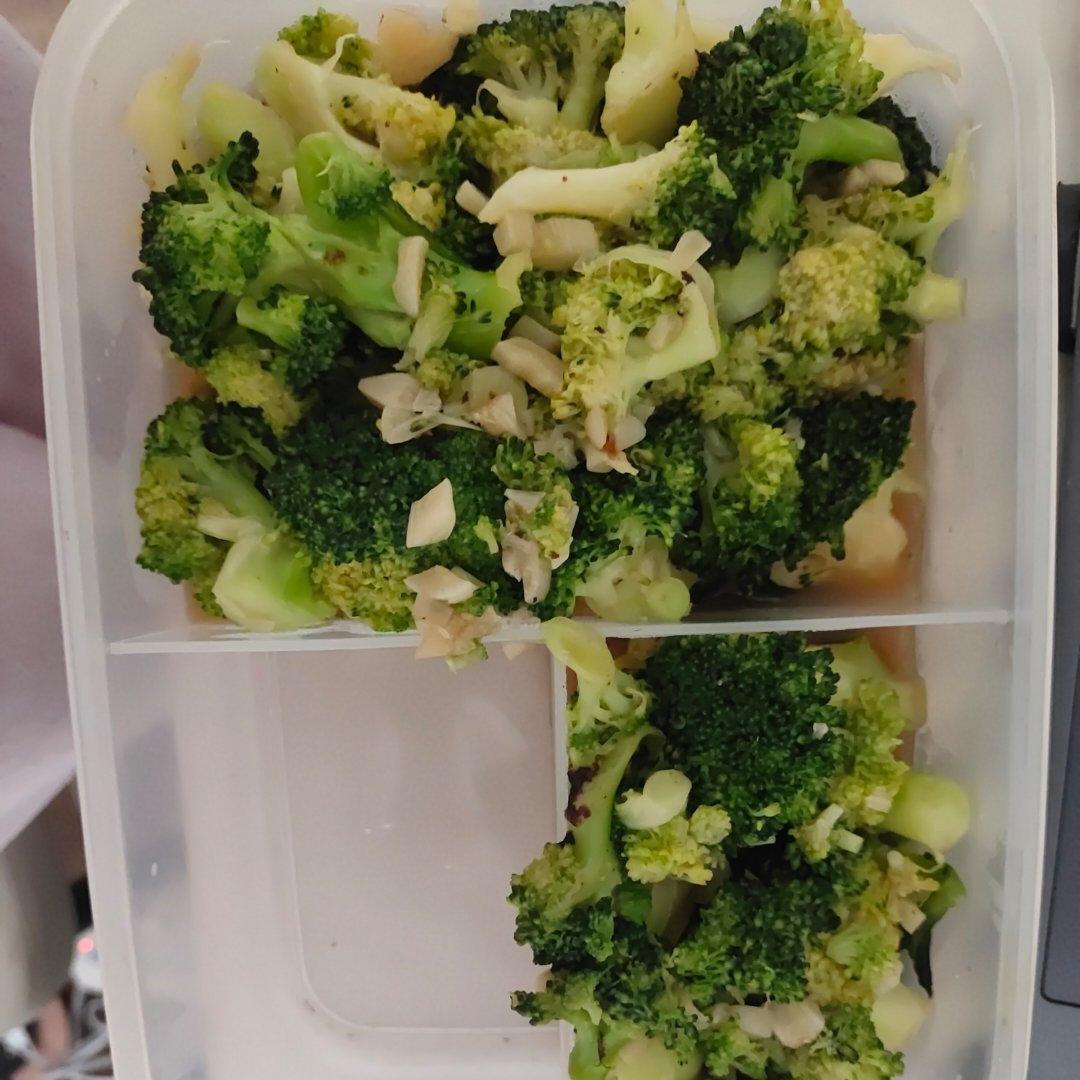 好吃到爆的耗油蒜蓉西兰花(从不修图，喜欢请关注)