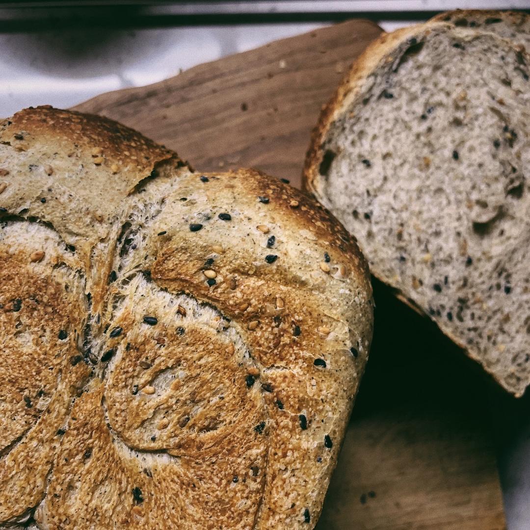 《割口发烧友的面包》—— 芝麻山形吐司