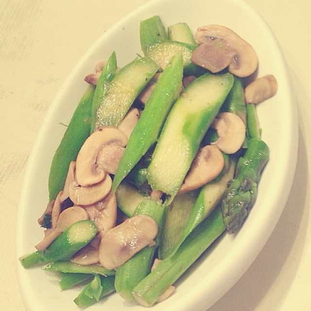 芦笋炒蘑菇