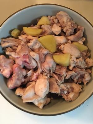 土豆兔肉炖鸡爪的做法 步骤2