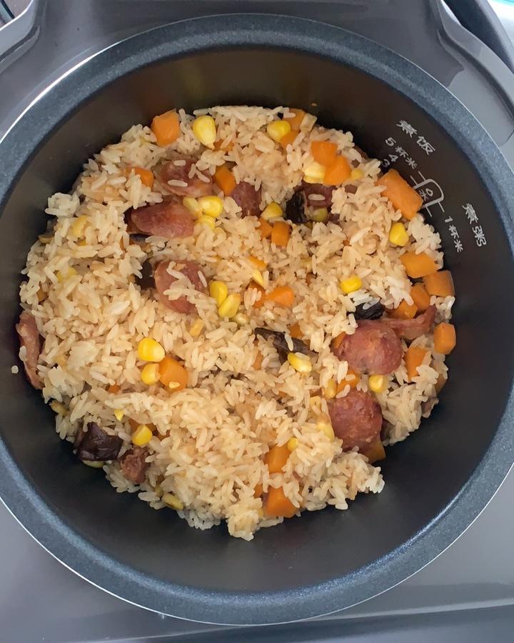 天乩弱水做的懒人必备～电饭煲腊肠焖饭