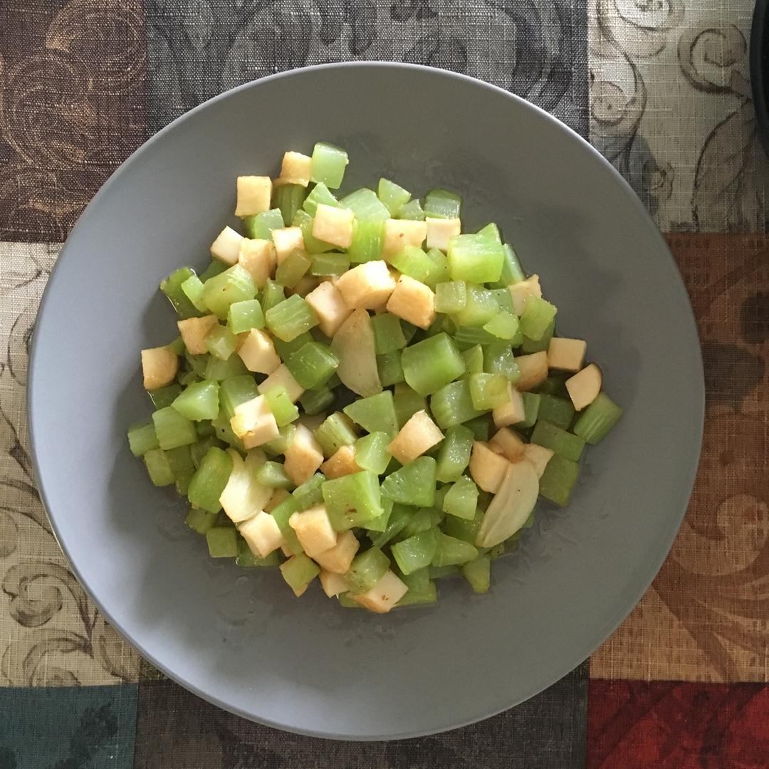 翡翠黄金～莴笋鱼豆腐