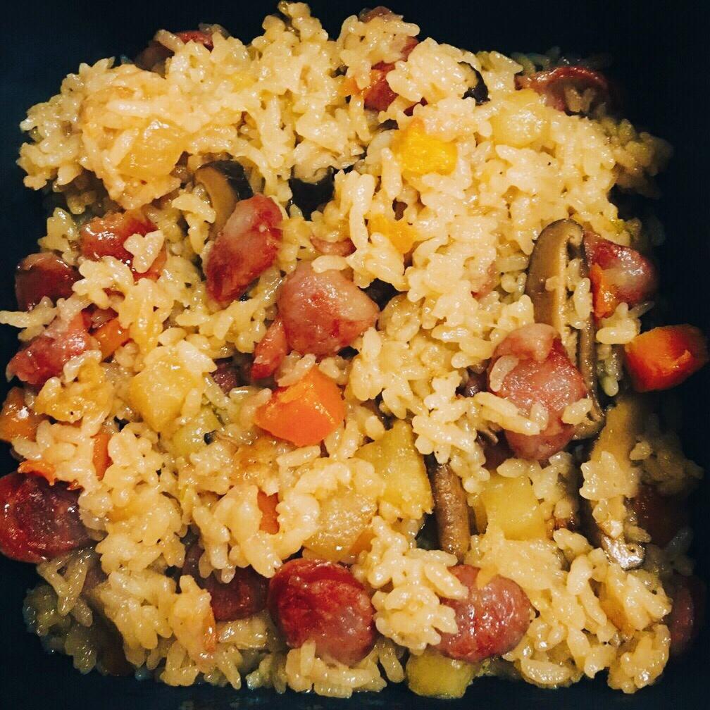香菇腊肠土豆焖饭