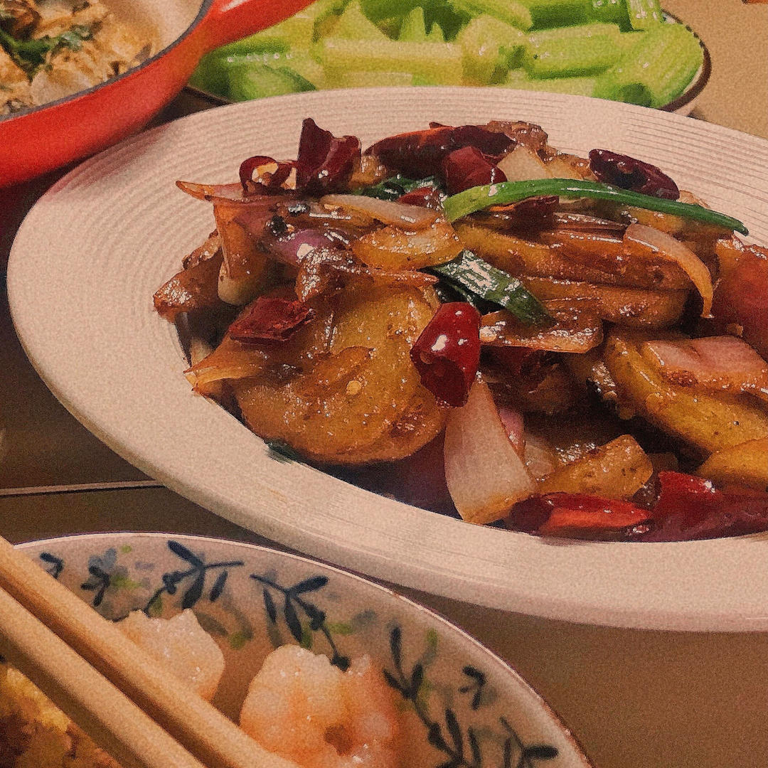 边吃边流泪的「孜然土豆片」