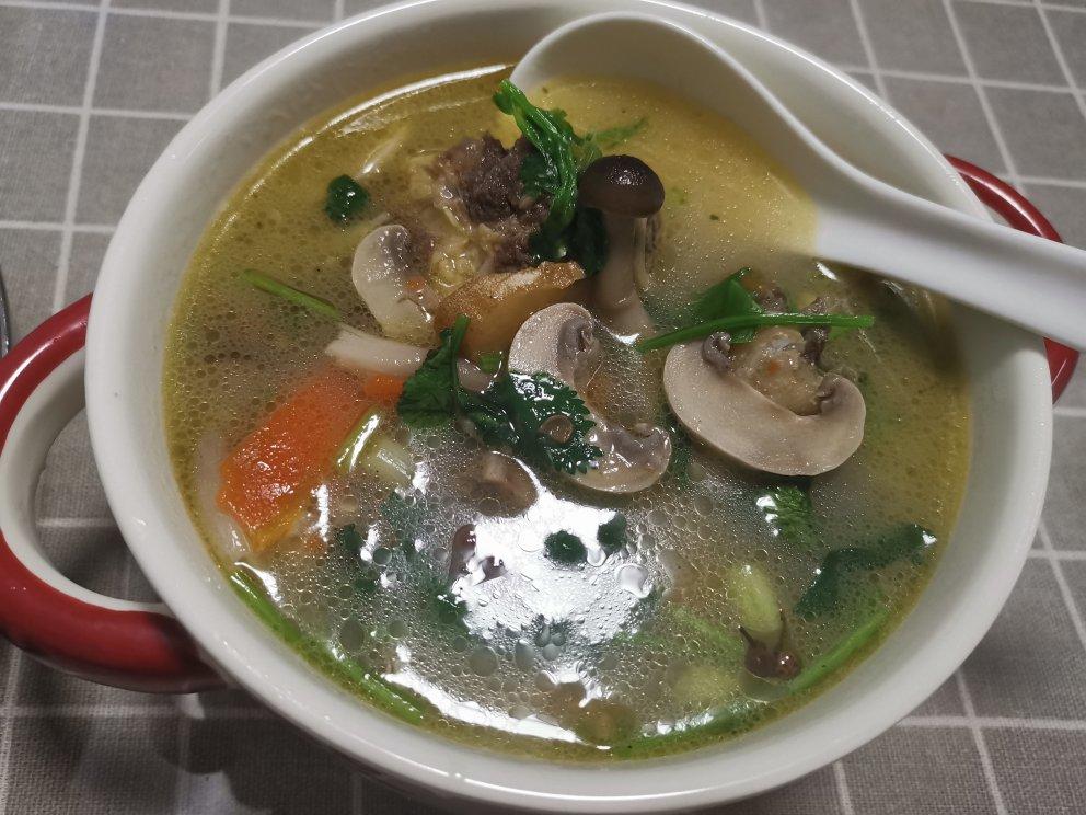 牛棒骨菌菇汤