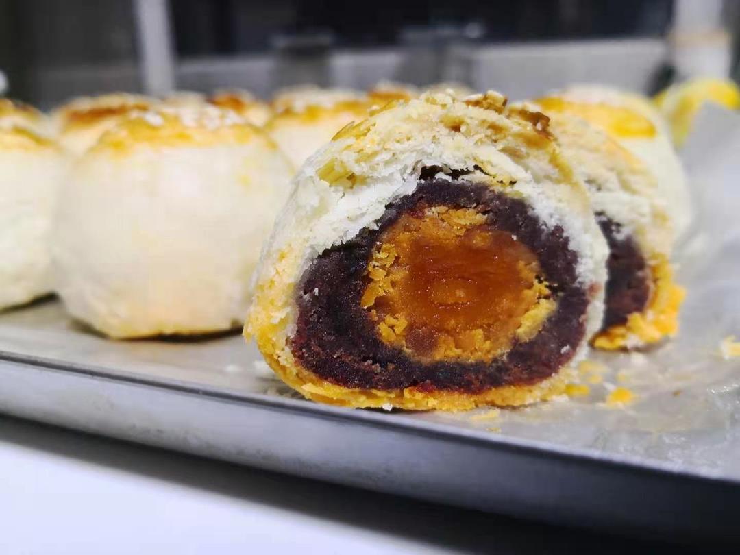 酥到掉渣的美味蛋黄酥