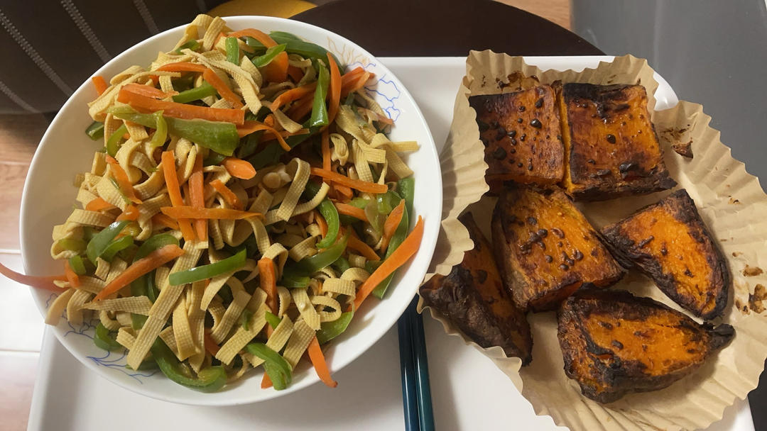 素菜之青椒胡萝卜炒豆腐皮（百叶）