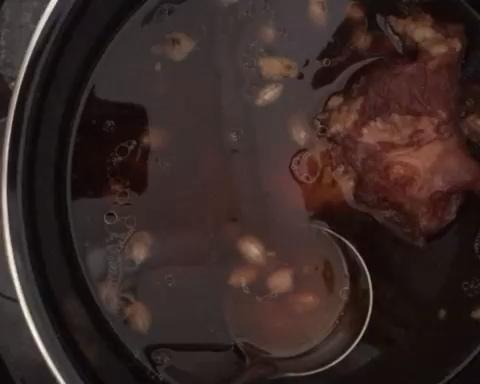 （黑豆牛骨汤）只花五块钱就能煲出既补钙又强筋健骨的靓汤！😋的做法