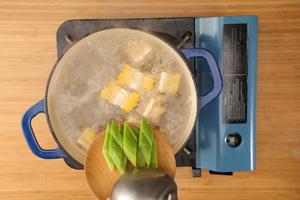 美极佛手瓜玉米排骨汤的做法 步骤5