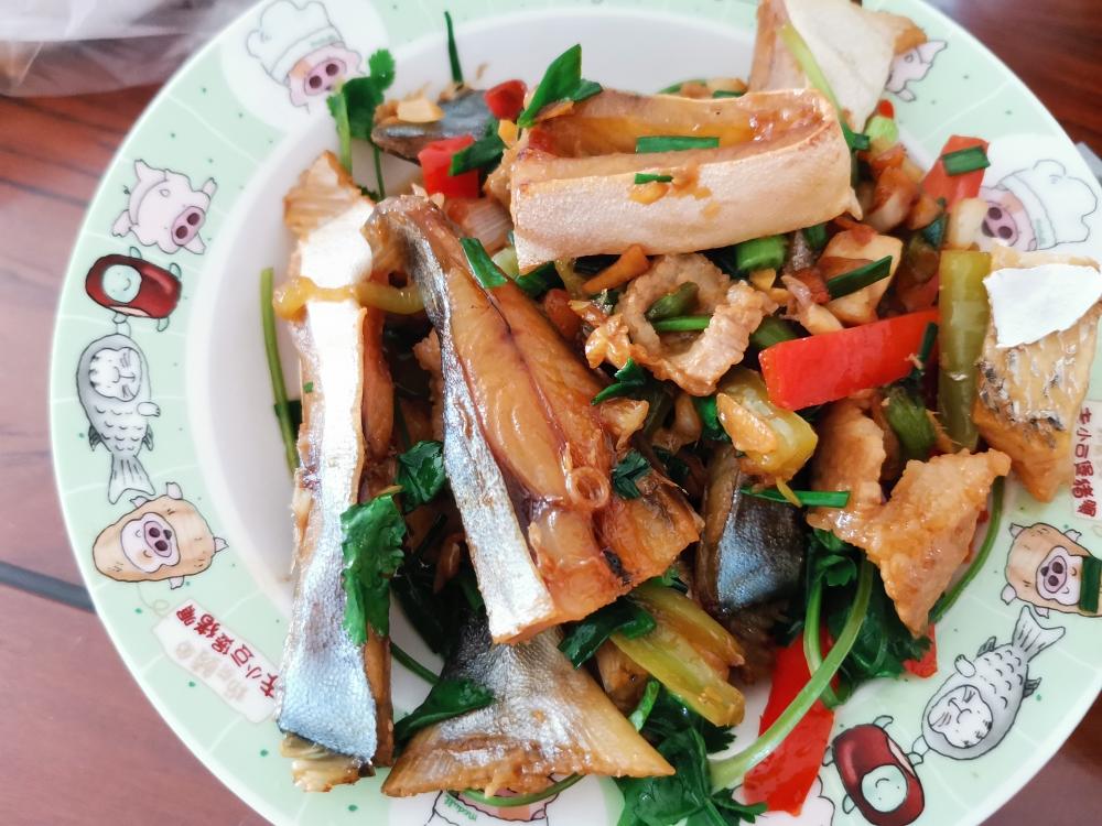 煎仓鱼干的做法