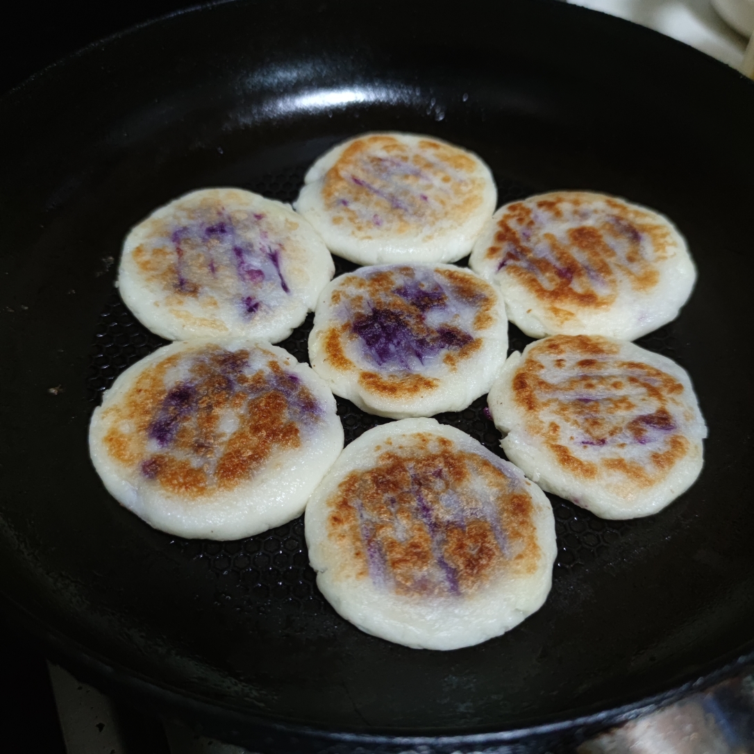 山药紫薯饼(口感软软糯糯的，用料做法都很简单)的做法 步骤5