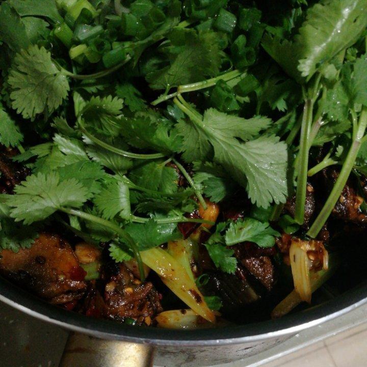 厨师长教你：“干锅鸡”的家常做法，肉香四溢回味无穷