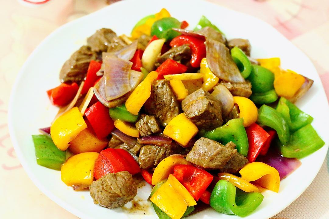 高蛋白低脂肪只长劲不长肉09这道彩椒炒牛肉粒非常适合在减脂期食用