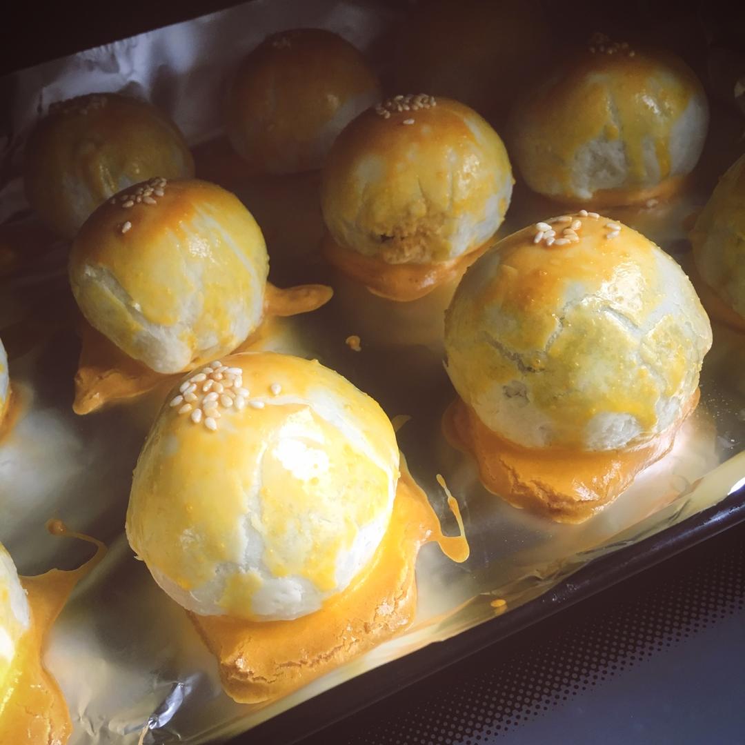 蛋黄酥 Danhuangsu