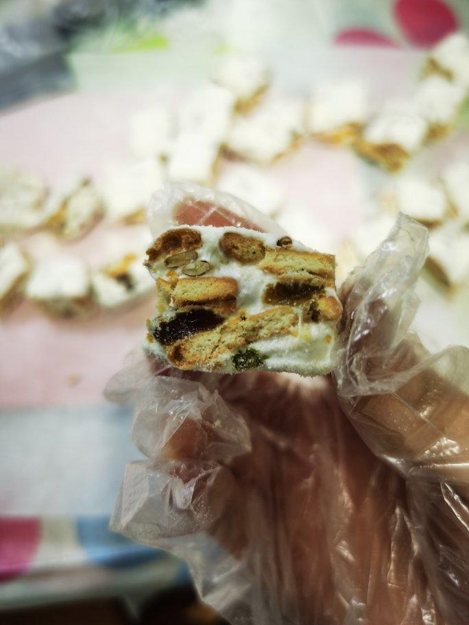 蔓越莓雪花酥最好吃的配方，做法简单到小朋友都能操作，松脆酥软越嚼越香