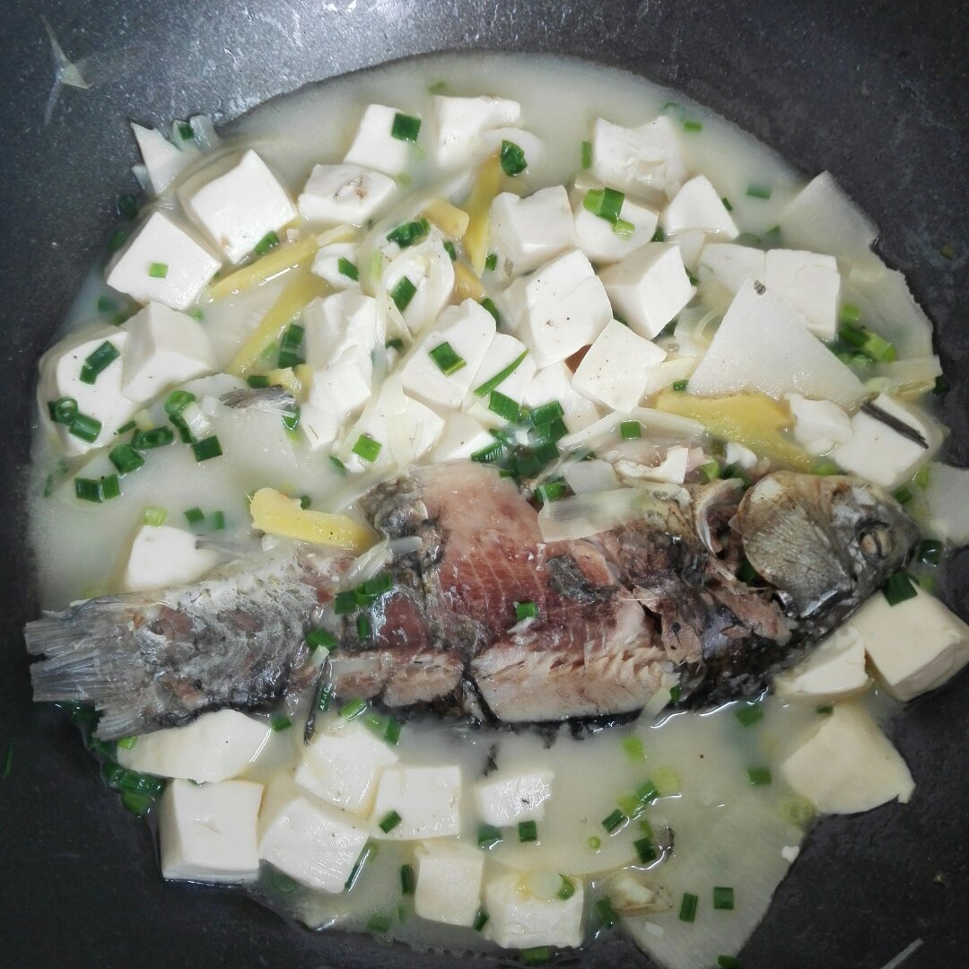 奶白鲫鱼豆腐汤