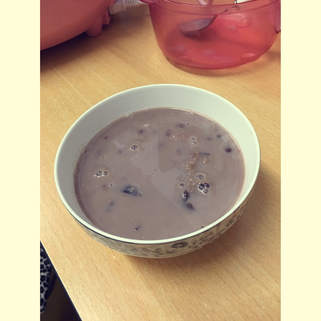 红枣红豆薏仁牛奶粥