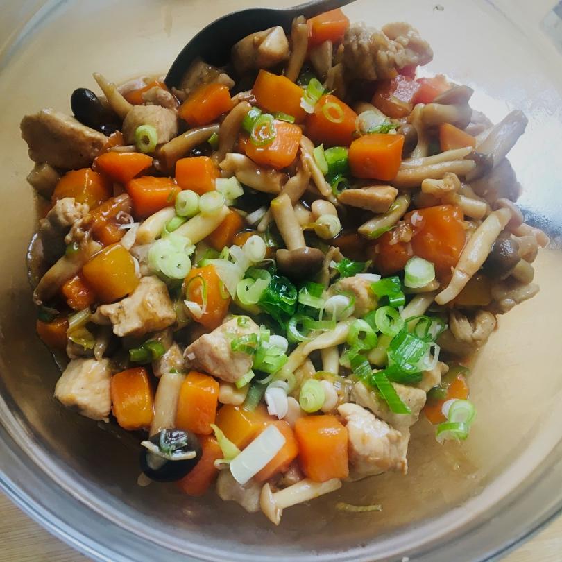 鲜嫩多汁菌菇鸡丁