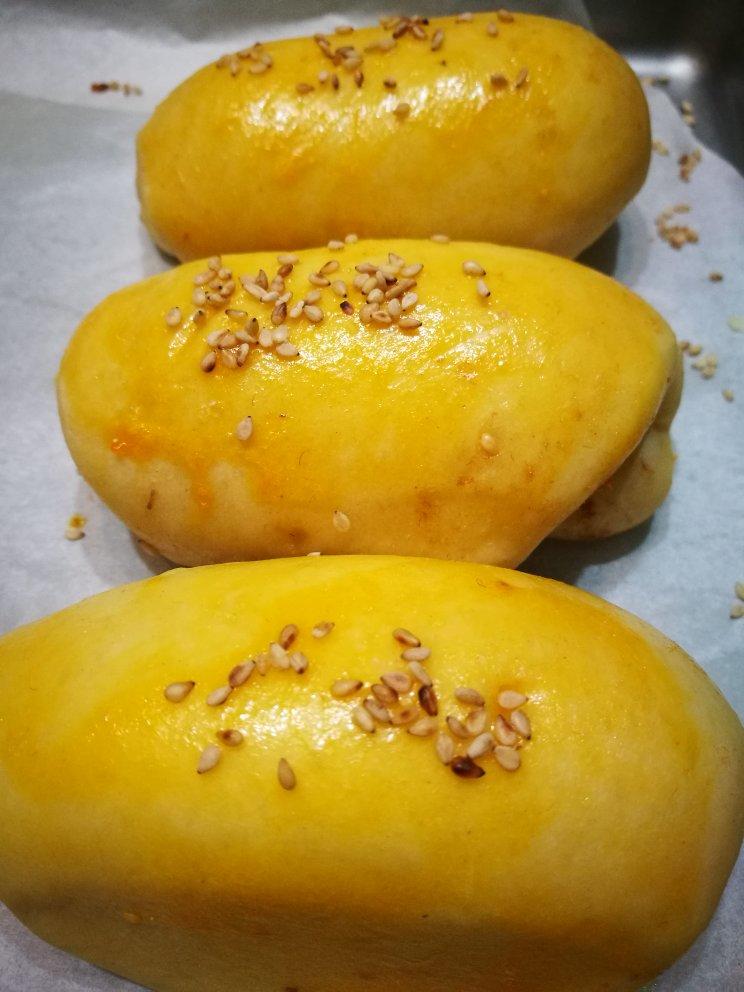 咸蛋黄肉松面包