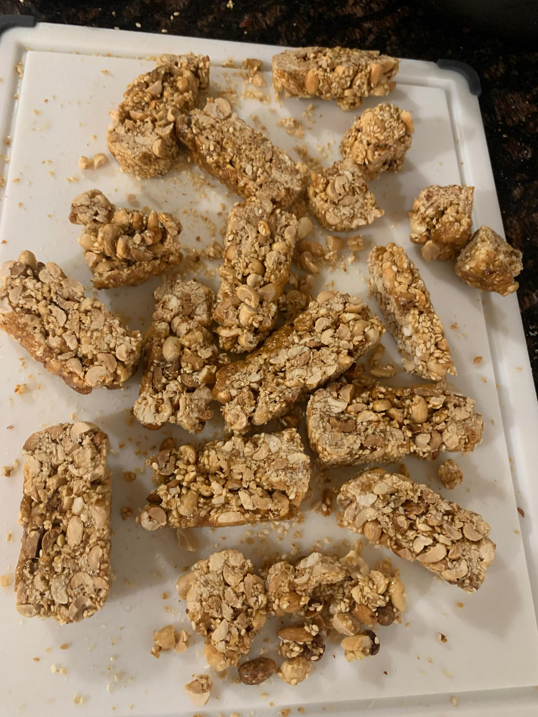 无敌好吃的芝麻花生糖