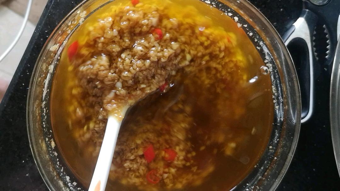 这是我迄今吃过的最好吃的蒜蓉酱，因为添加了特别的配方