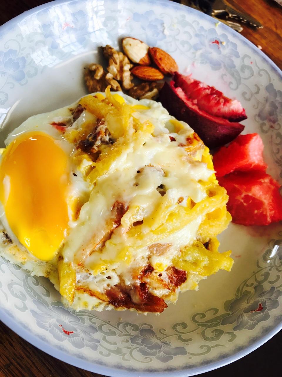 只需摆好材料去微波！惊艳全家的早餐端上桌：香肠奶酪烘蛋