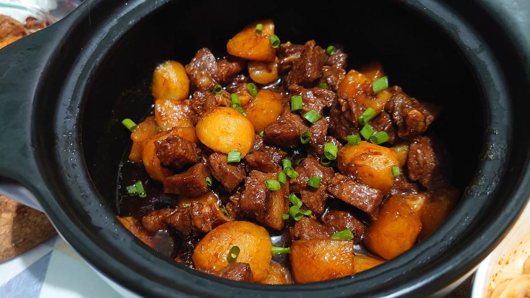 小土豆烧牛肉，红烧牛腩，好吃到舔盘