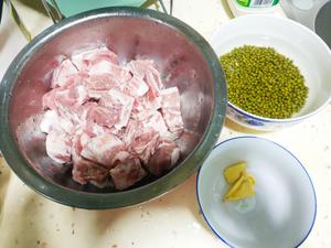 简单营养快手的绿豆排骨汤的做法 步骤1