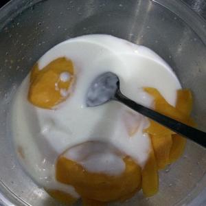 譚夫人的居家小甜品～芒果酸奶冰淇淋的做法 步骤2