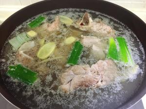 砂锅土豆排骨汤的做法 步骤2
