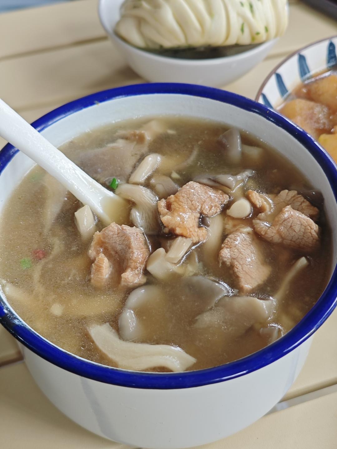 10分钟鲜掉眉毛的平菇肉片汤