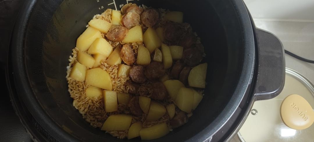 懒人版香肠土豆焖饭