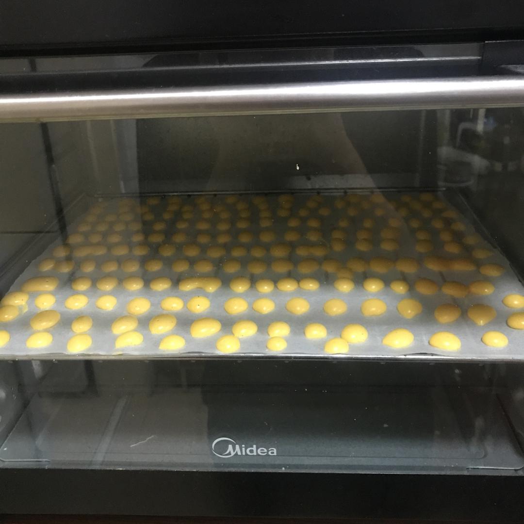 入口即化的无添加蛋黄溶豆
