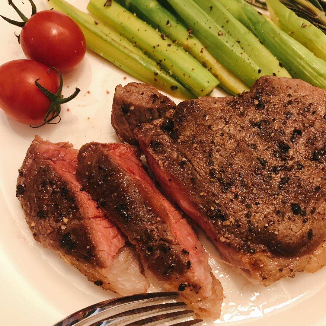 这些煎牛排的小技巧你们都会吗？