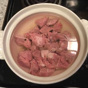 红烧牛肉炖胡萝卜土豆的做法 步骤3