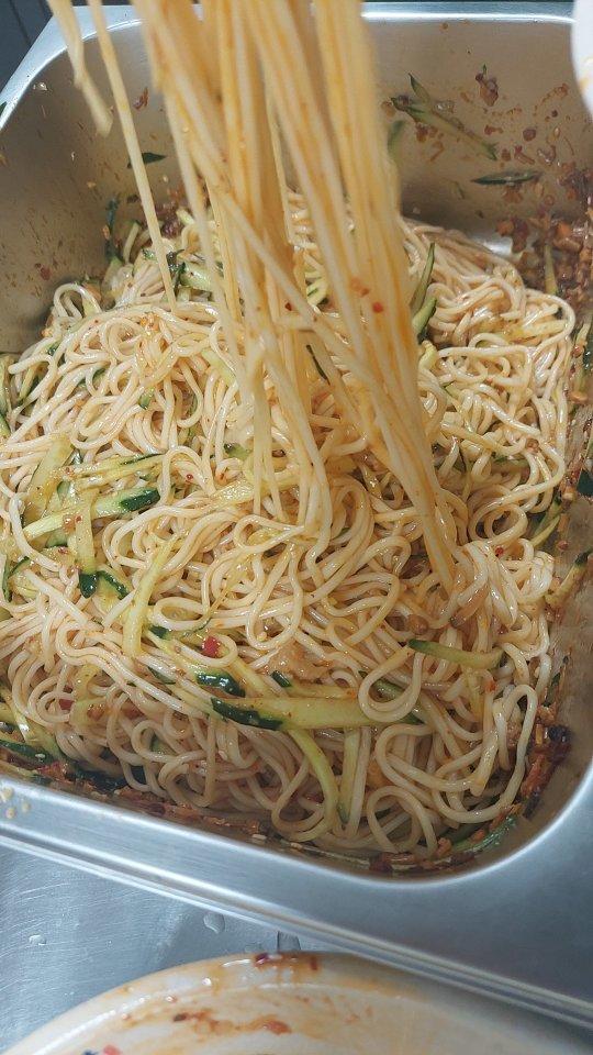 酸辣爽口的凉拌面！保证吃一次就上瘾